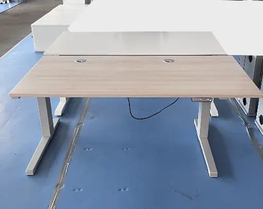 Elektrisch höhenverstellbarer Schreibtisch Akazie – Steelcase